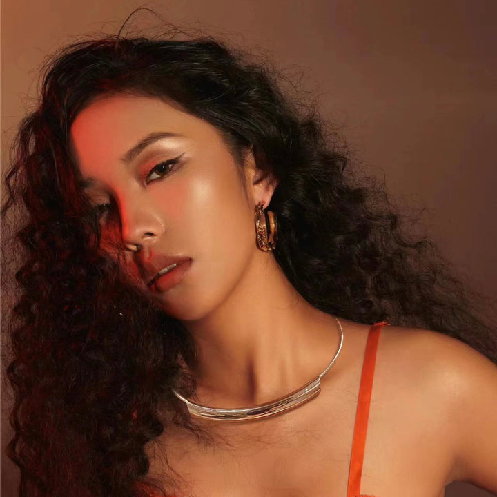 Sculpted Tube Metal Choker Necklace