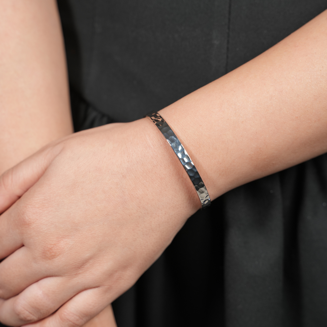 Minimalist Hammered Silver Bangle Bracelet – Elegant Everyday Jewelry