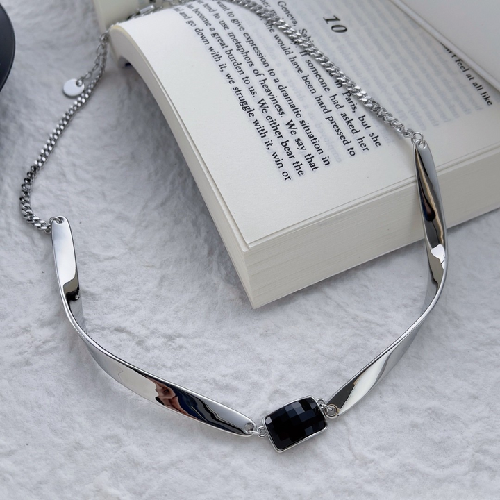 Silver Geometric Curve Choker with Black Gemstone – Modern Statement Necklace