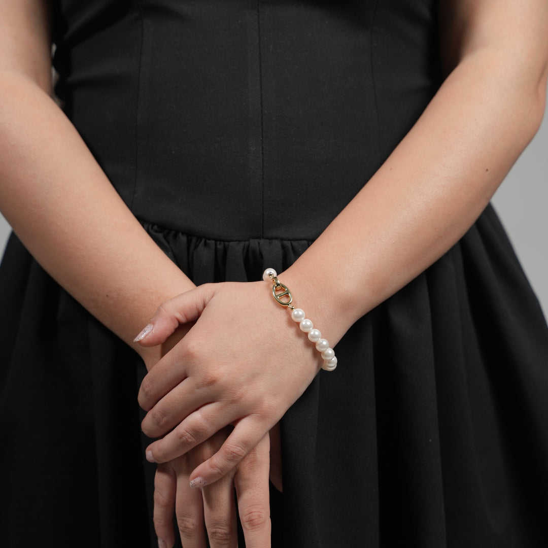 Elegant Faux Pearl Bracelet with Designer-Inspired Clasp
