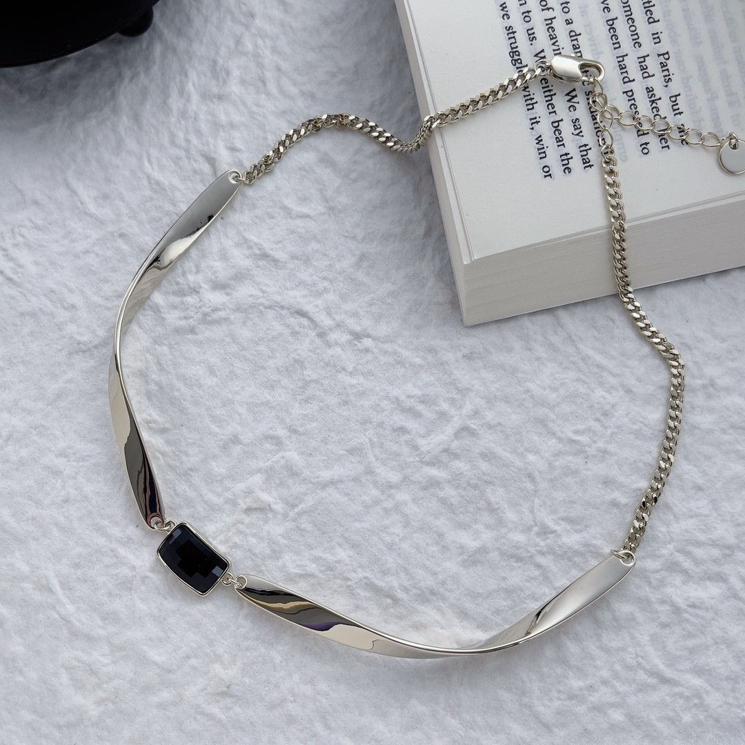Silver Geometric Curve Choker with Black Gemstone – Modern Statement Necklace