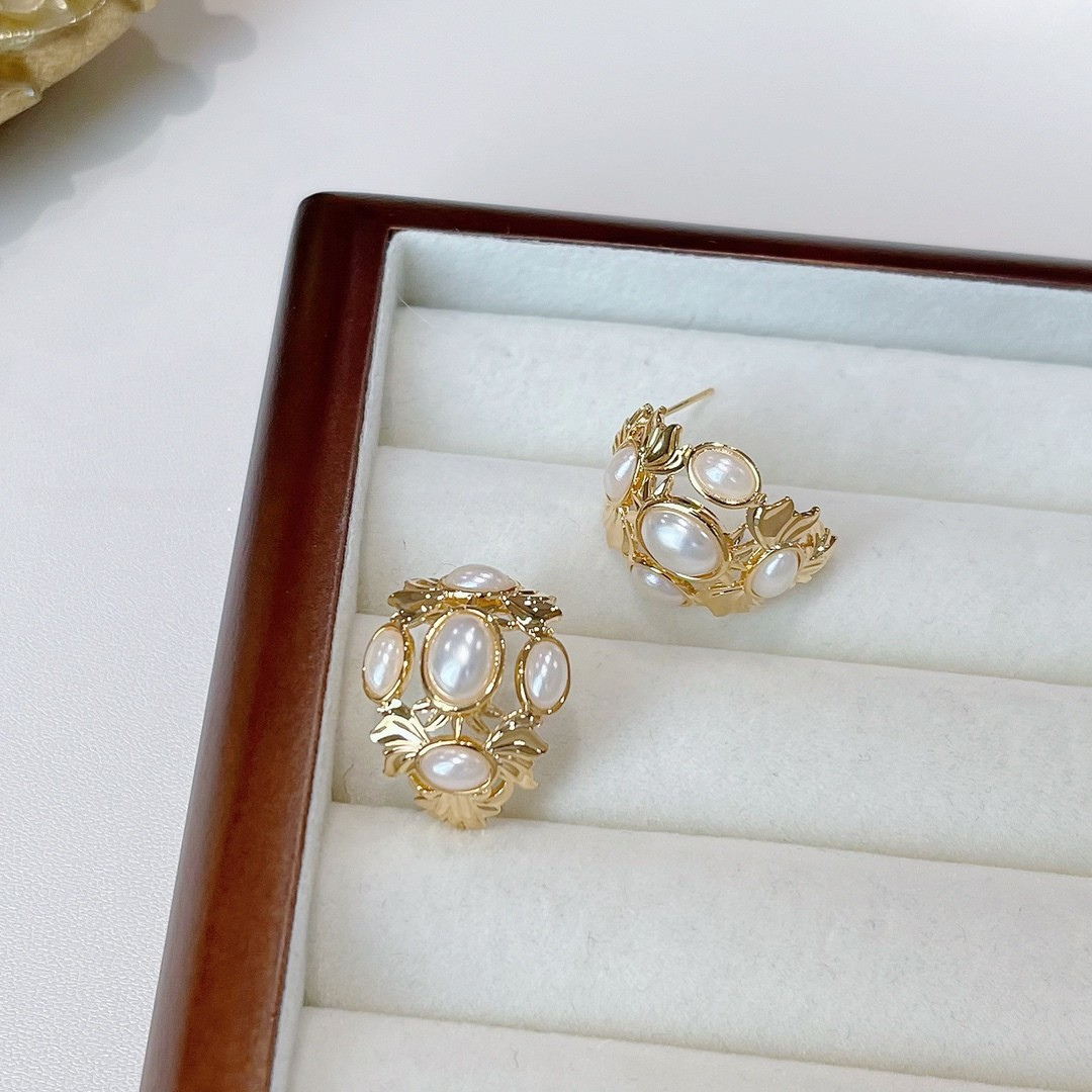 Vintage Dome Pearl Earrings – Gold Sculpted Regal Studs