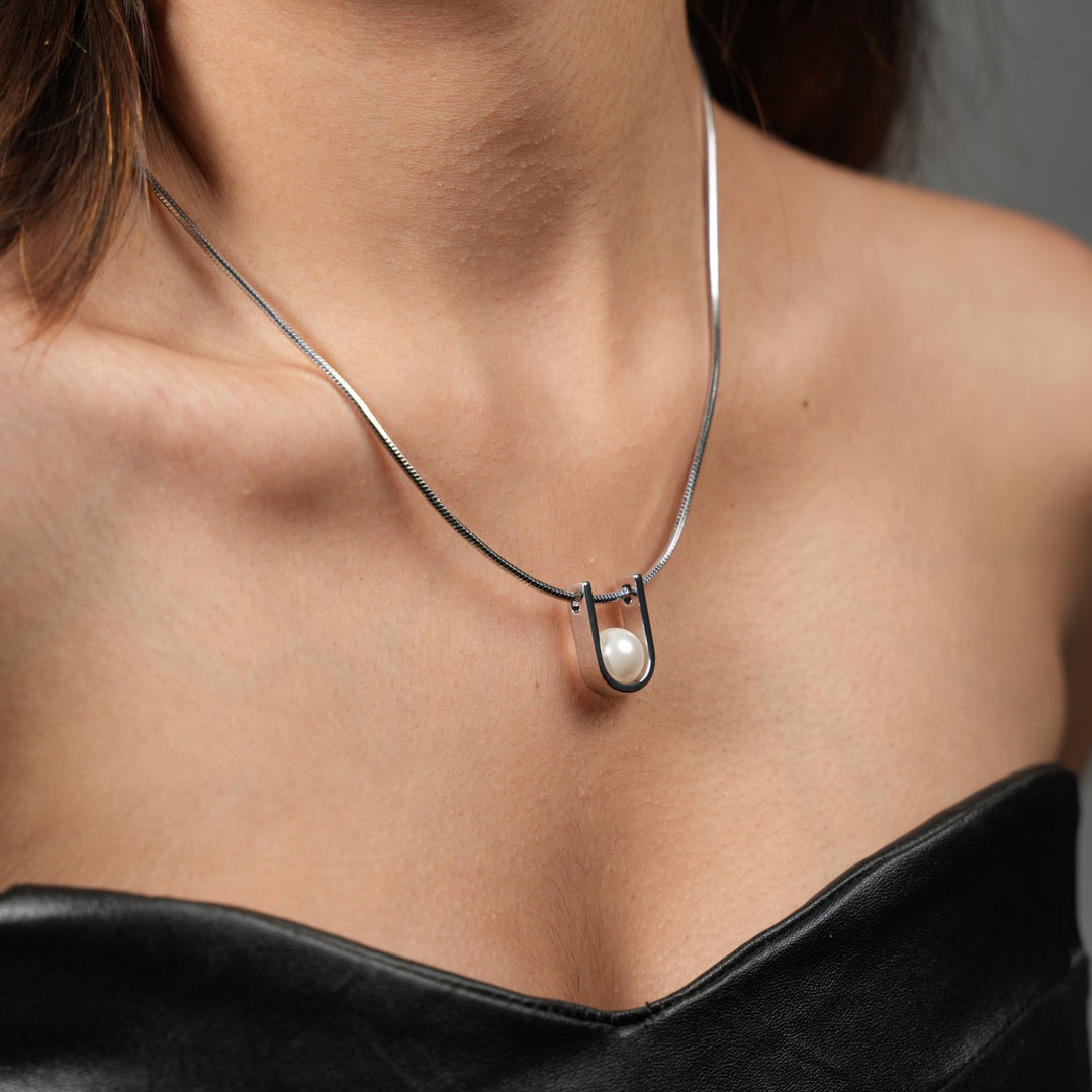 Modern Pearl U-Shaped Pendant Necklace