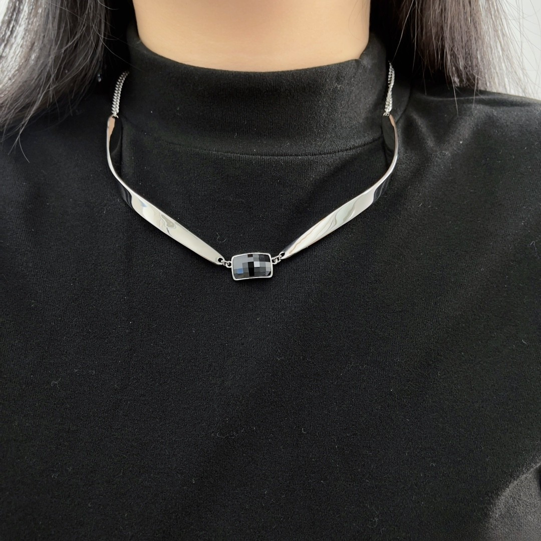 Silver Geometric Curve Choker with Black Gemstone – Modern Statement Necklace