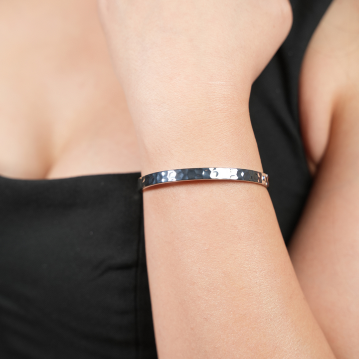 Minimalist Hammered Silver Bangle Bracelet – Elegant Everyday Jewelry