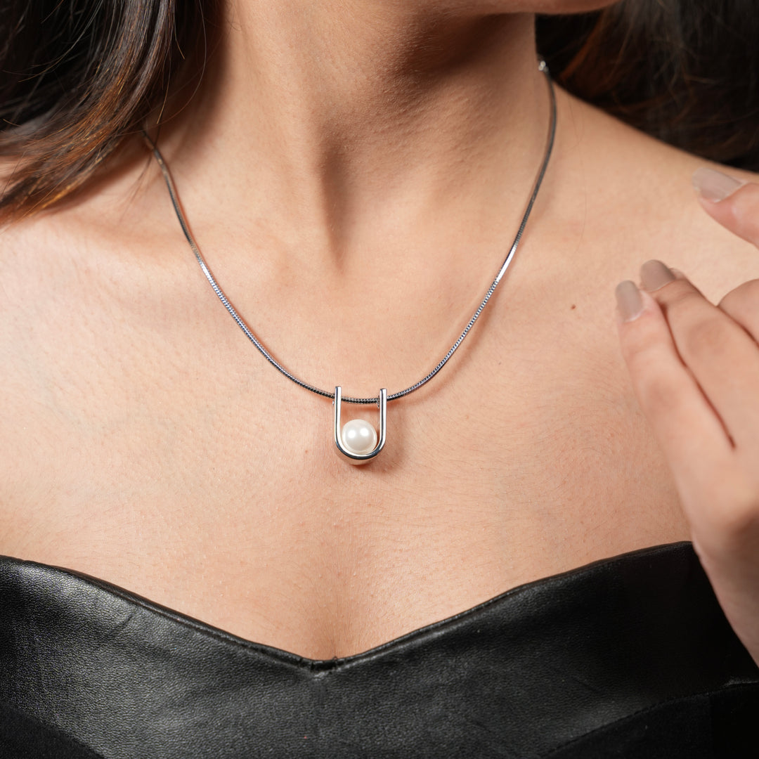 Modern Pearl U-Shaped Pendant Necklace