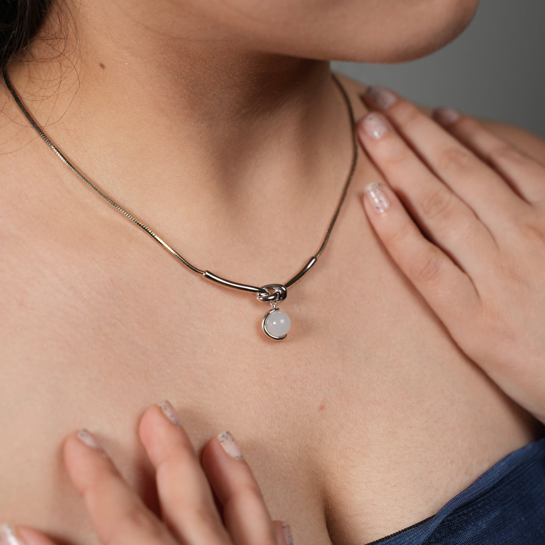 Lune Knot – Silver Pendant Snake Chain Necklace