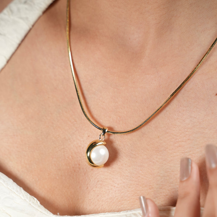 Classic Gold-Plated Pearl Pendant Necklace – Elegant Herringbone Chain