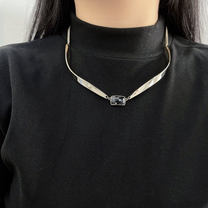 Silver Geometric Curve Choker with Black Gemstone – Modern Statement Necklace