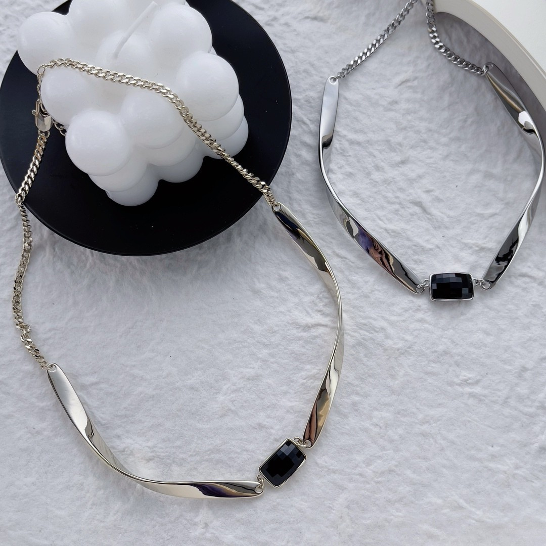 Silver Geometric Curve Choker with Black Gemstone – Modern Statement Necklace
