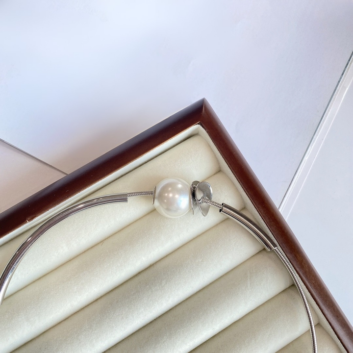 Sculpted Metallic Pearl Knot Choker Necklace – Silver Luxe Edition