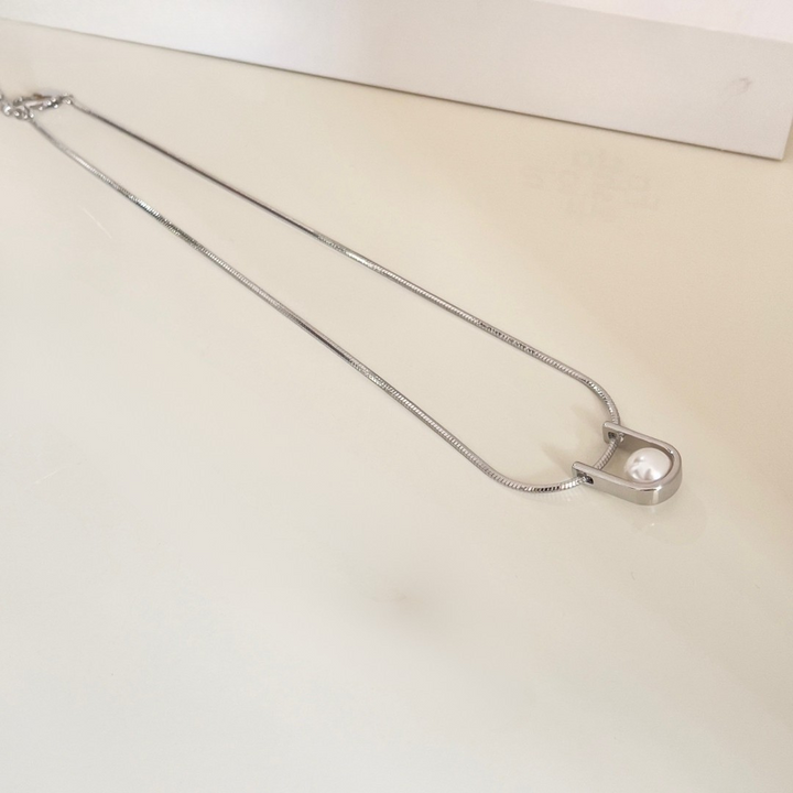 Modern Pearl U-Shaped Pendant Necklace