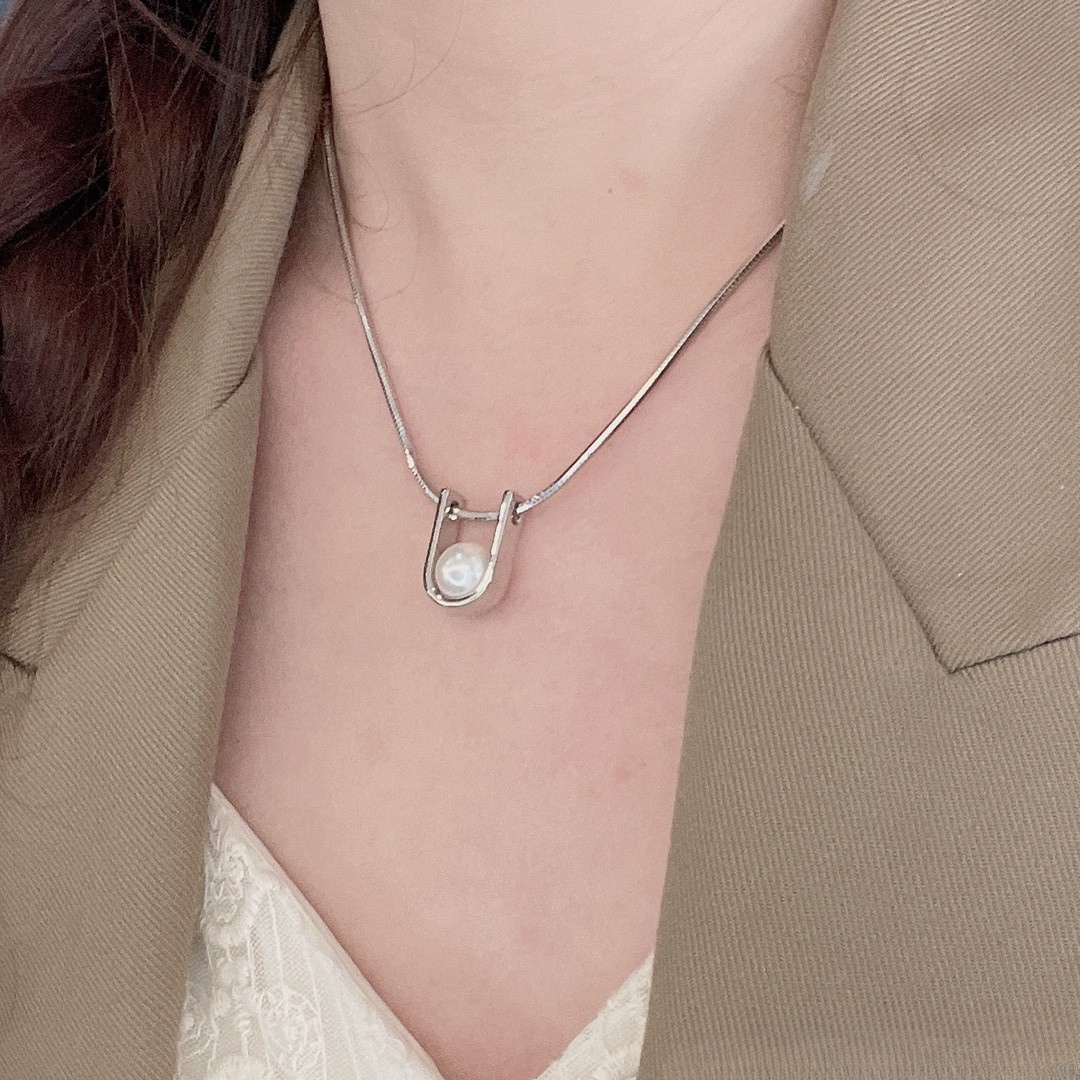 Modern Pearl U-Shaped Pendant Necklace