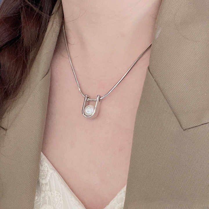 Modern Pearl U-Shaped Pendant Necklace