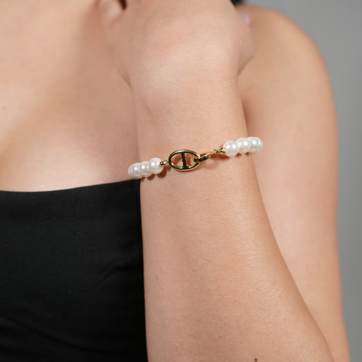 Elegant Faux Pearl Bracelet with Designer-Inspired Clasp