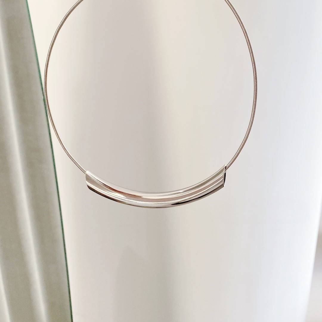 Sculpted Tube Metal Choker Necklace