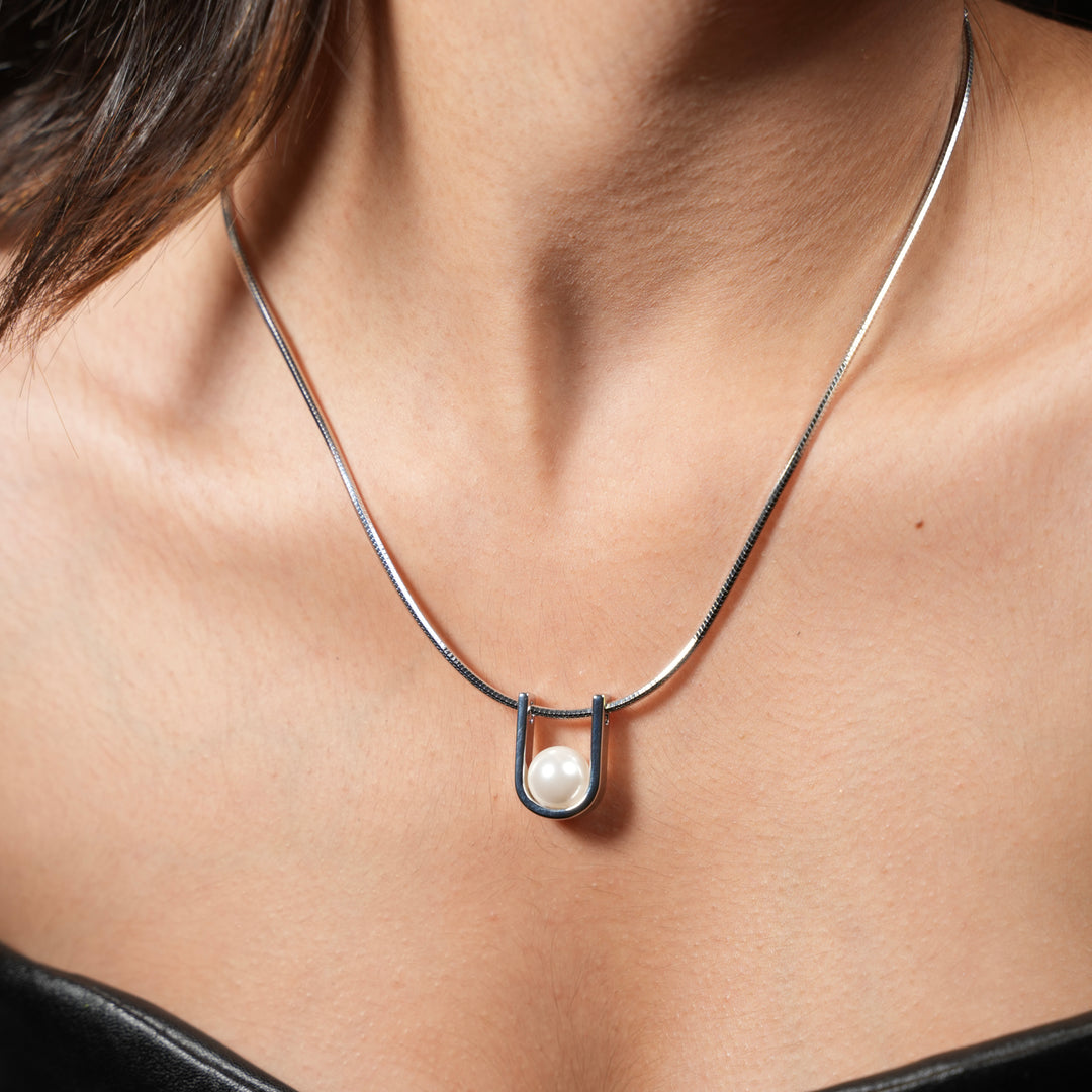 Modern Pearl U-Shaped Pendant Necklace
