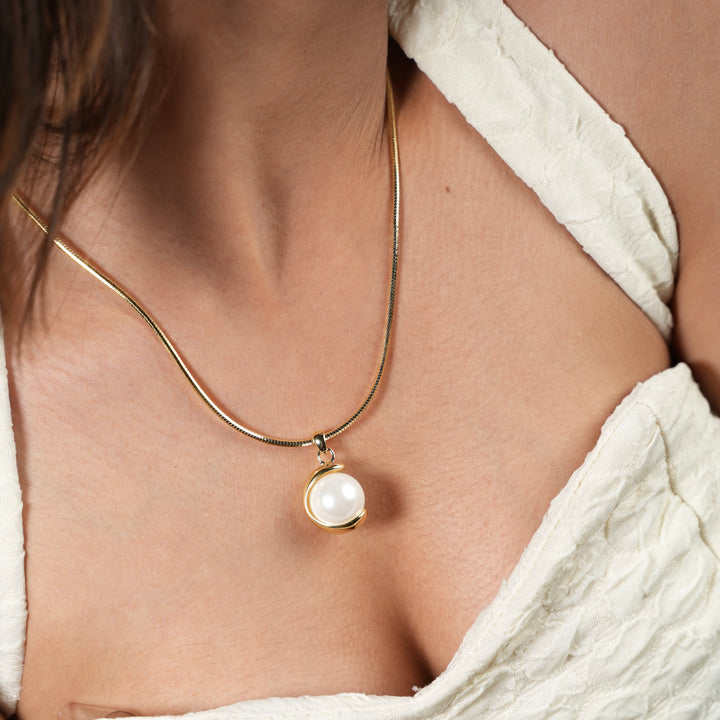 Classic Gold-Plated Pearl Pendant Necklace – Elegant Herringbone Chain
