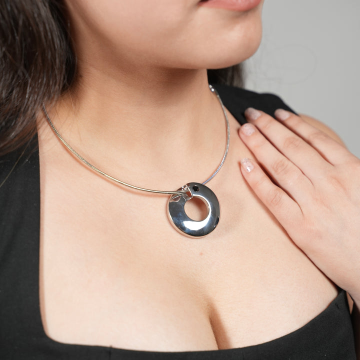 Bold Sculptural Silver Loop Pendant Choker Necklace – Minimalist Statement Jewelry