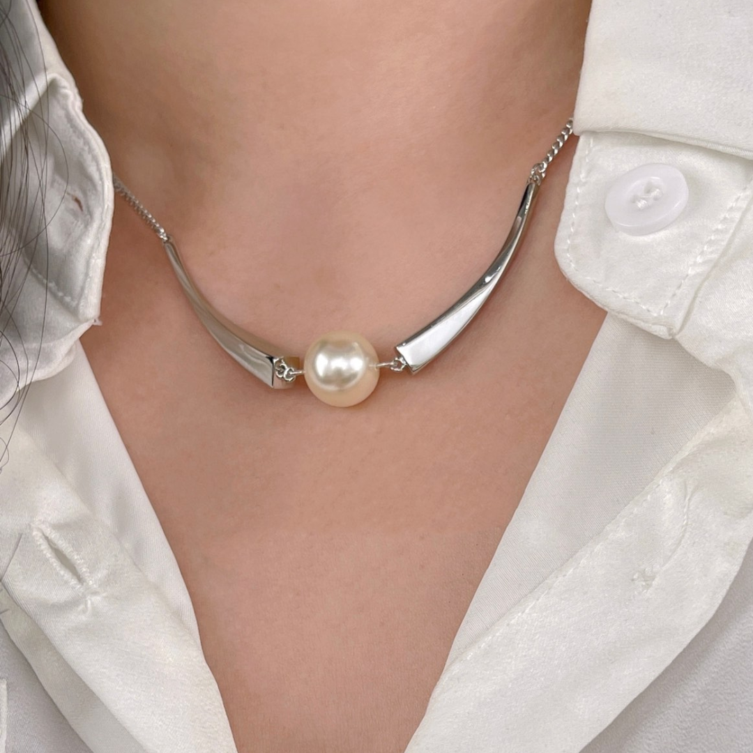 Aeris Orb – Sculpted Silver Pearl Choker