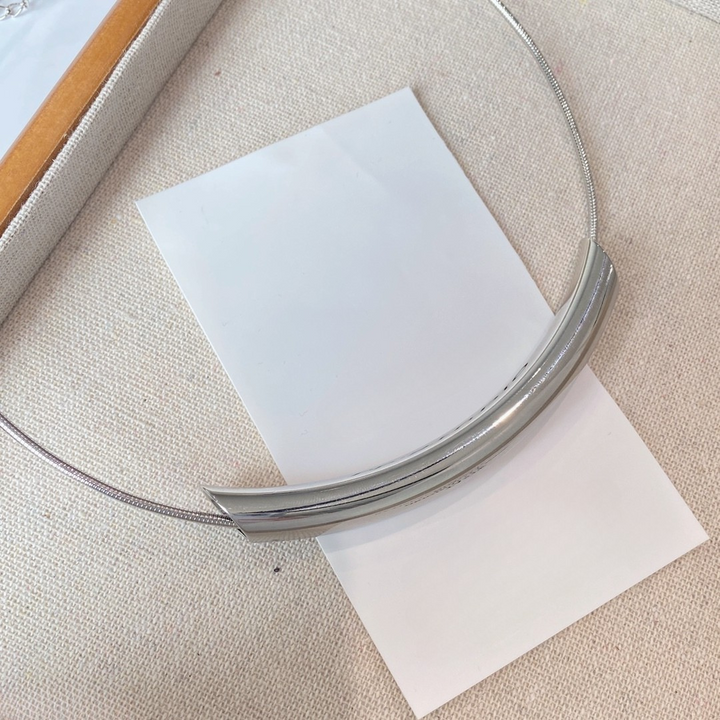 Sculpted Tube Metal Choker Necklace