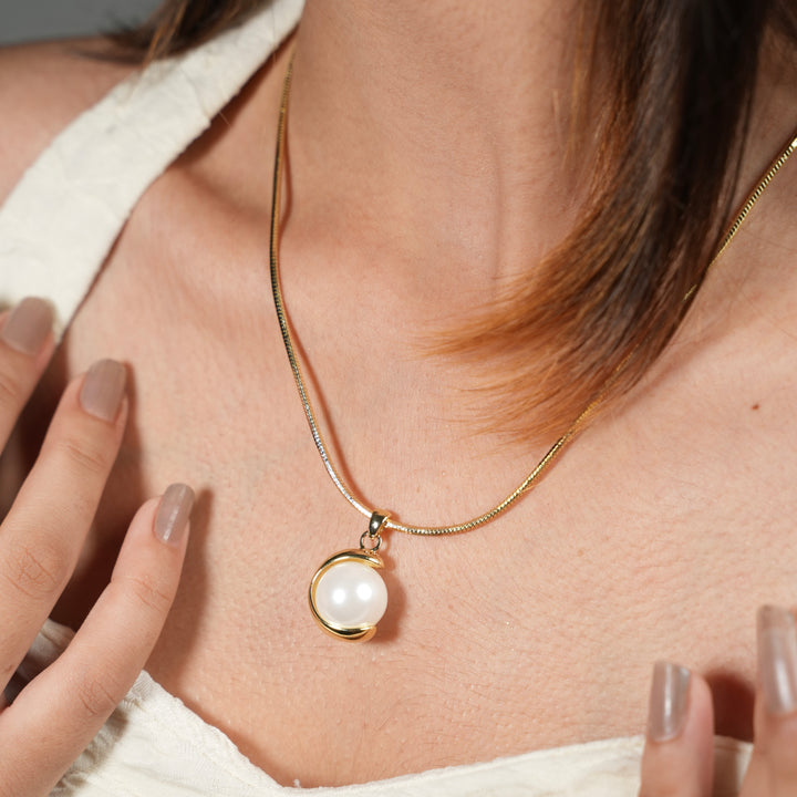 Classic Gold-Plated Pearl Pendant Necklace – Elegant Herringbone Chain