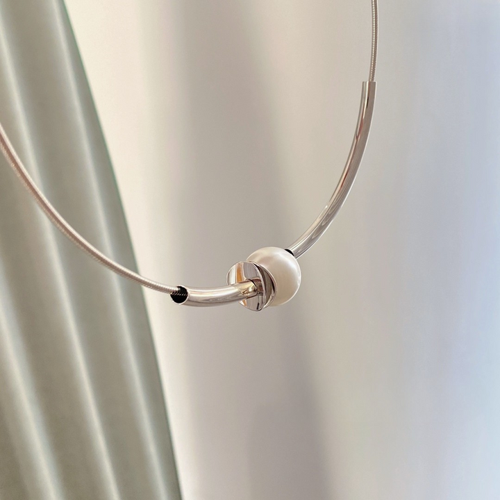 Sculpted Metallic Pearl Knot Choker Necklace – Silver Luxe Edition