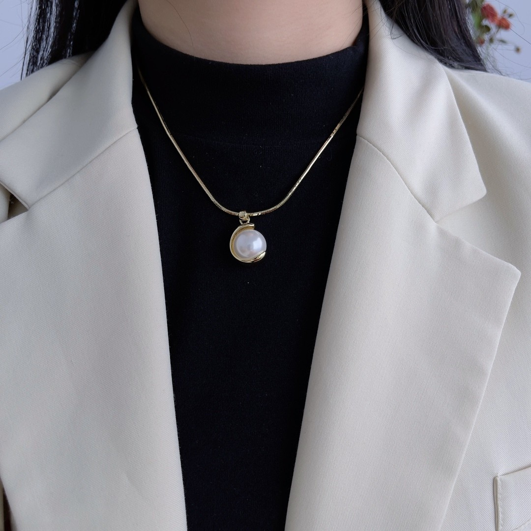 Classic Gold-Plated Pearl Pendant Necklace – Elegant Herringbone Chain