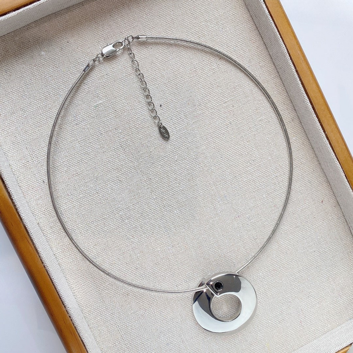 Bold Sculptural Silver Loop Pendant Choker Necklace – Minimalist Statement Jewelry