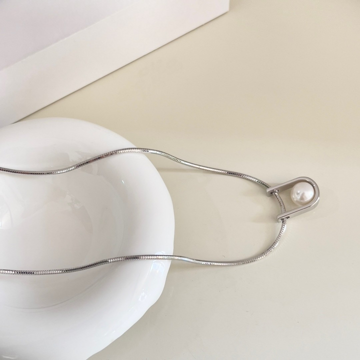 Modern Pearl U-Shaped Pendant Necklace