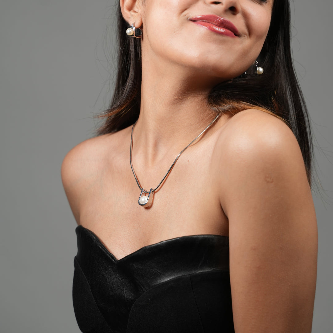 Modern Pearl U-Shaped Pendant Necklace