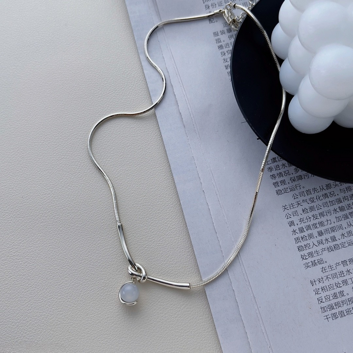 Lune Knot – Silver Pendant Snake Chain Necklace