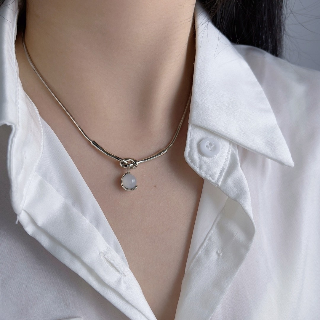 Lune Knot – Silver Pendant Snake Chain Necklace