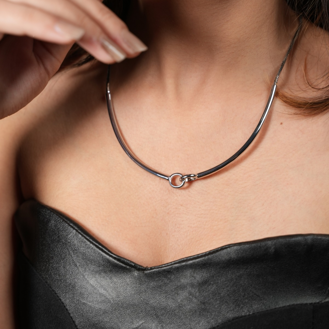 Vera Loop – Sculpted Interlock Silver Choker