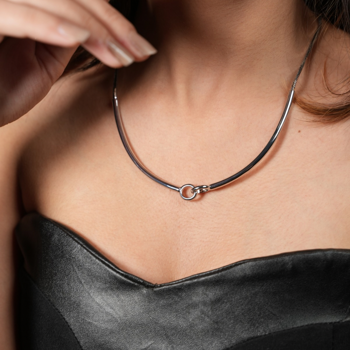 Vera Loop – Sculpted Interlock Silver Choker