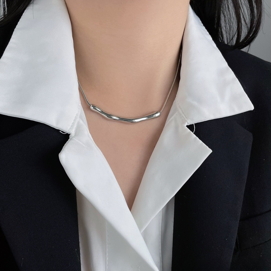 Solace Bar – Sculpted Minimal Silver Necklace