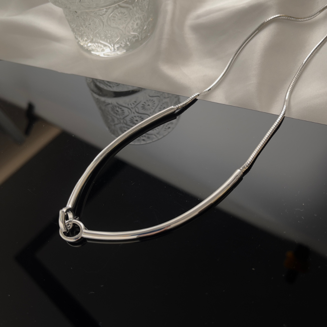 Vera Loop – Sculpted Interlock Silver Choker