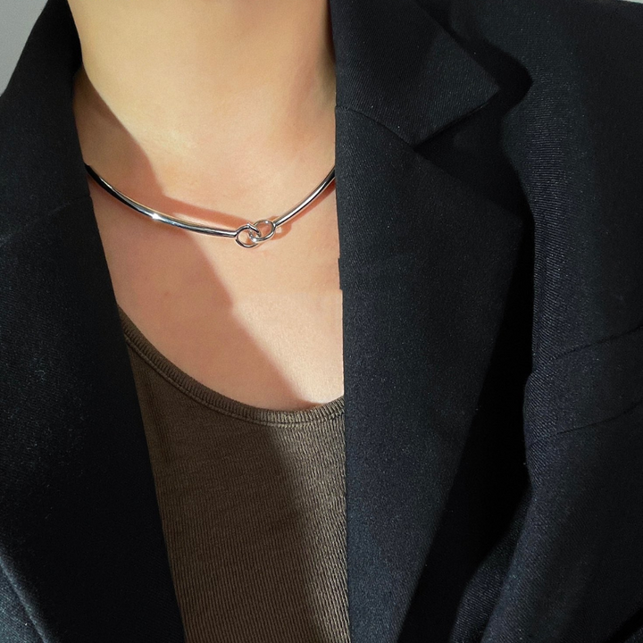 Vera Loop – Sculpted Interlock Silver Choker