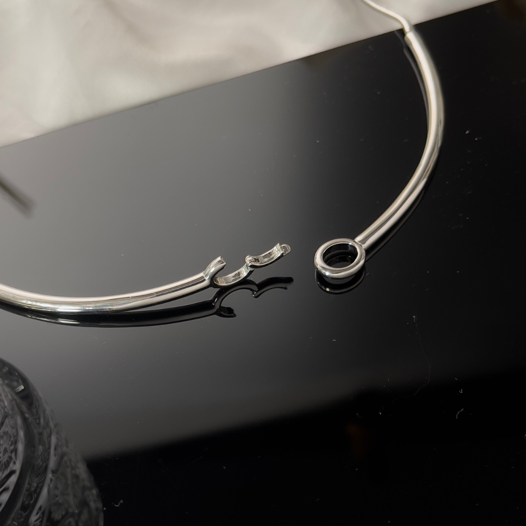 Vera Loop – Sculpted Interlock Silver Choker