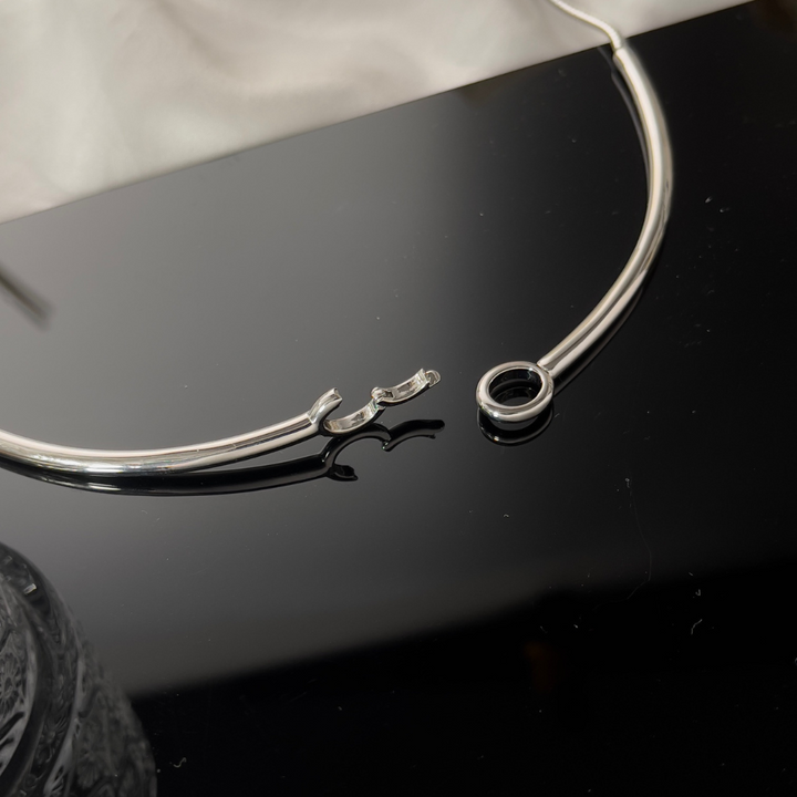Vera Loop – Sculpted Interlock Silver Choker