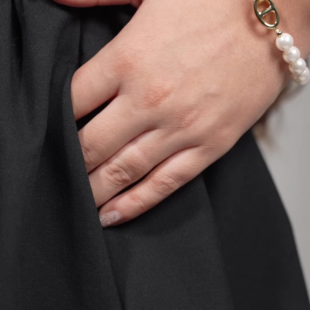 Elegant Faux Pearl Bracelet with Designer-Inspired Clasp