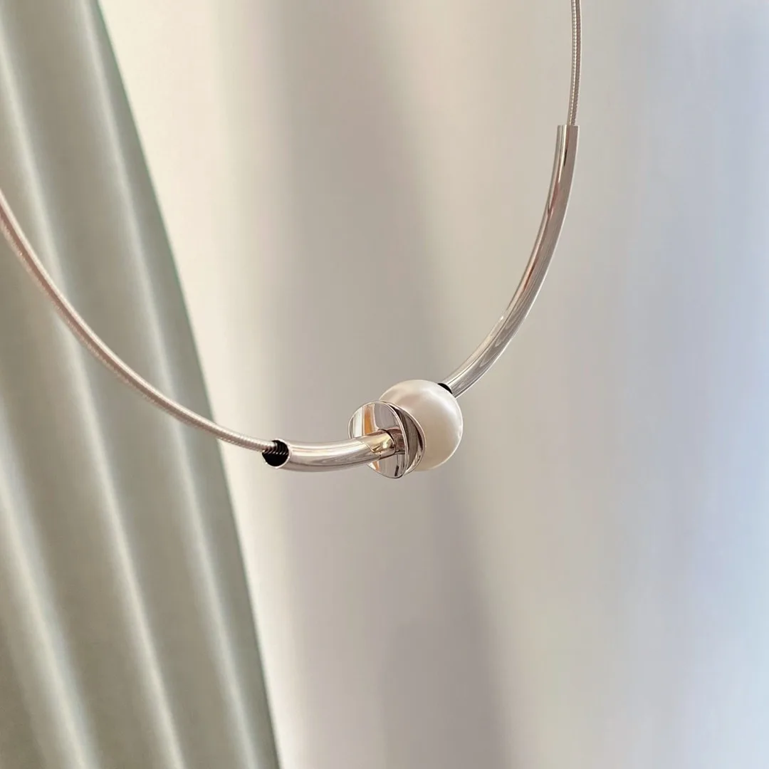 Sculpted Metallic Pearl Knot Choker Necklace – Silver Luxe Edition