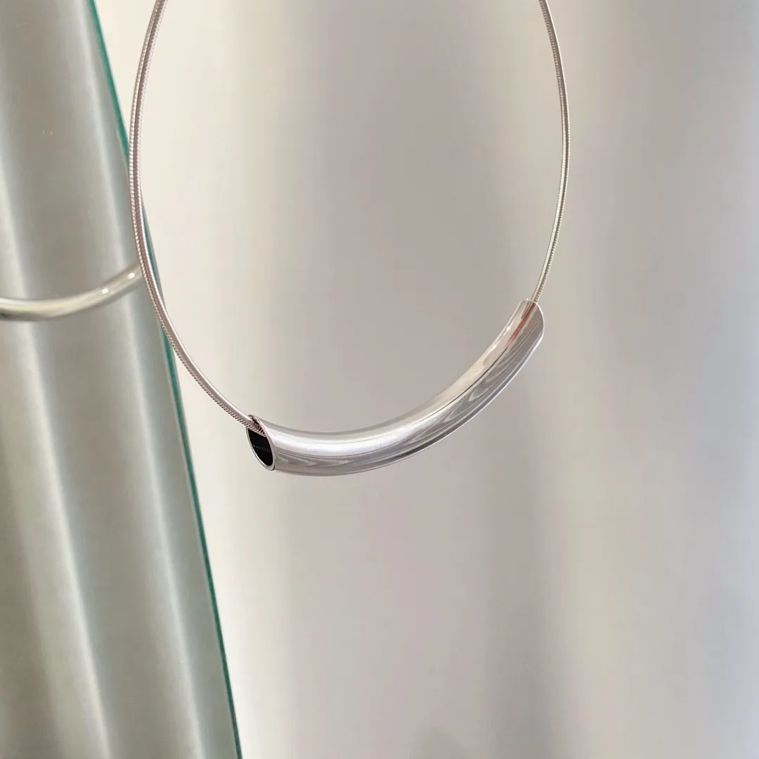 Sculpted Tube Metal Choker Necklace